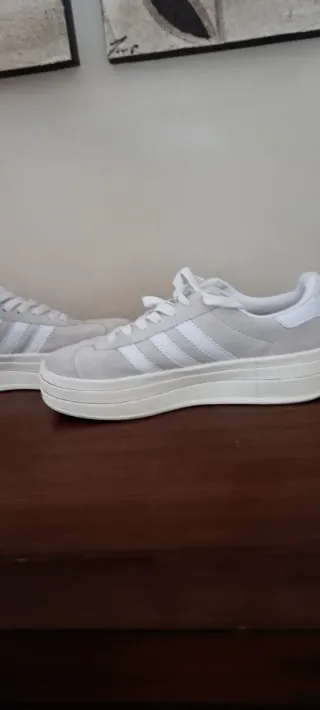 Zapatillas Adidas Beige y Blancas