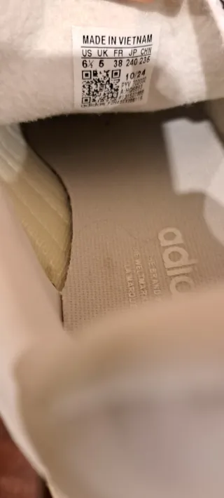 Zapatillas Adidas Beige y Blancas