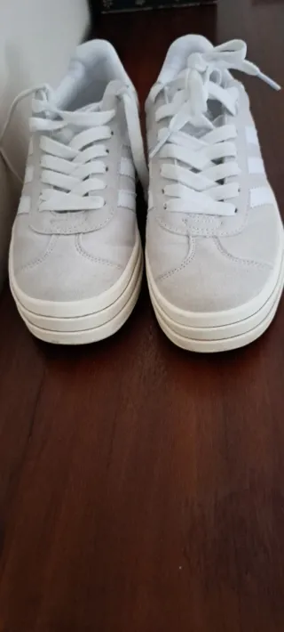 Zapatillas Adidas Beige y Blancas