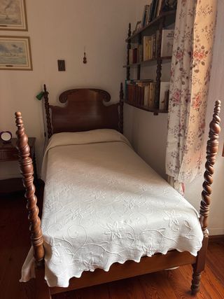 Cama vintage madera y tela