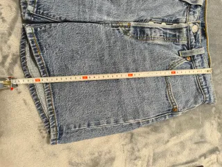 Bermuda Levis mujer Talla M / W27 pantalón corto