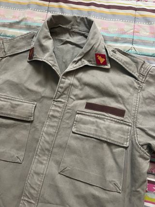 Lote militar vintage: Camisa, insignias y galones