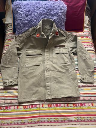 Lote militar vintage: Camisa, insignias y galones