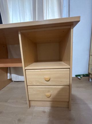 Escritorio de madera en buen estado