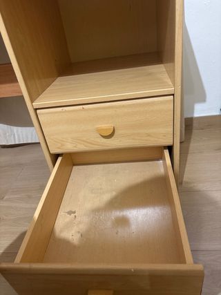 Escritorio de madera en buen estado