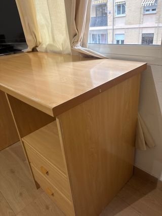 Escritorio de madera en buen estado
