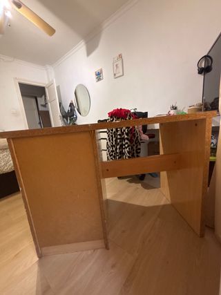 Escritorio de madera en buen estado