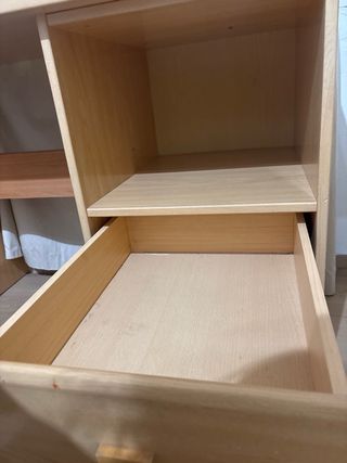 Escritorio de madera en buen estado