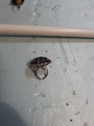 Anillo esfera piedras moradas y plata