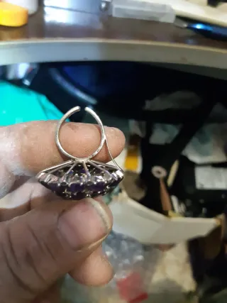 Anillo esfera piedras moradas y plata