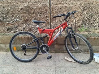 Bicicleta de montaña naranja