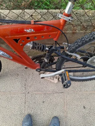 Bicicleta de montaña naranja