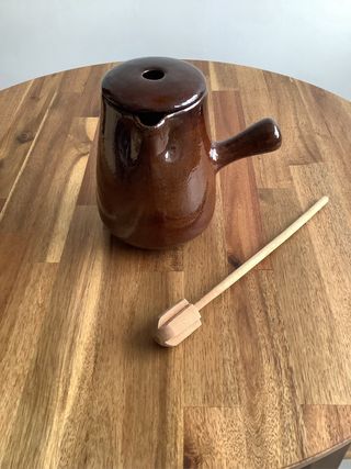 Antica cioccolatiera in terracotta con 9 tazze