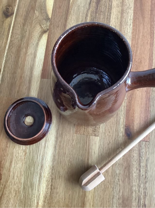Chocolatera barro antigua con 9 tazas