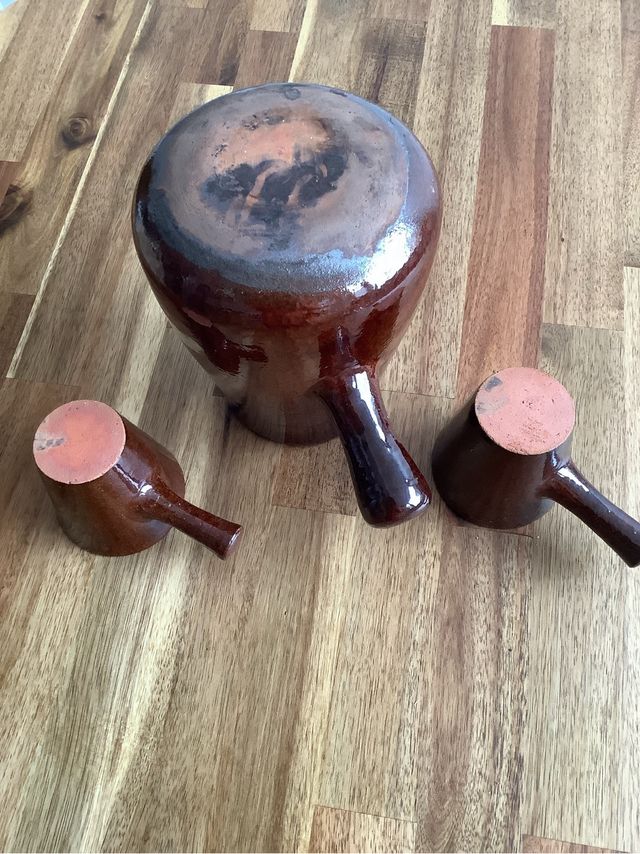 Chocolatera barro antigua con 9 tazas