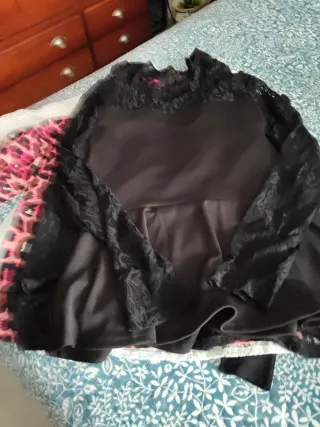Blusa negra con mangas de encaje