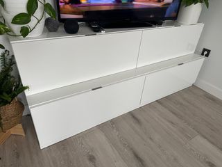 Mueble de salón blanco.