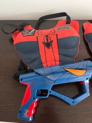 Pistola y chaleco Spiderman