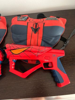 Pistola y chaleco Spiderman
