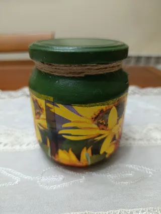 Tarro de cristal decorado con flores y cuerda