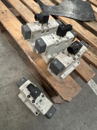 Lote 4x Electroválvulas SMC VQ7-8-FG-D-3NR 24V DC