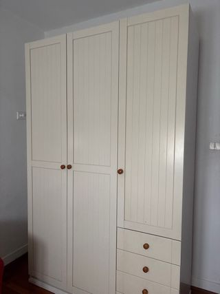 Armario beige de madera dormitorio