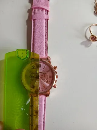 Set de reloj y joyas con corazones rosas