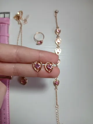 Set de reloj y joyas con corazones rosas