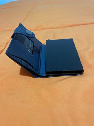 Tarjetero de piel azul