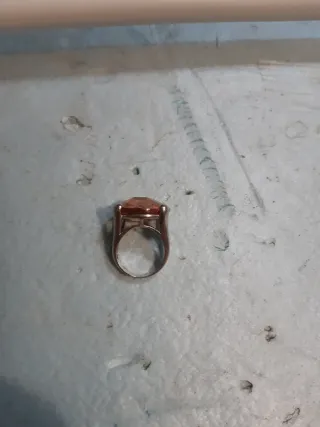 Anillo con piedra naranja y detalles dorados