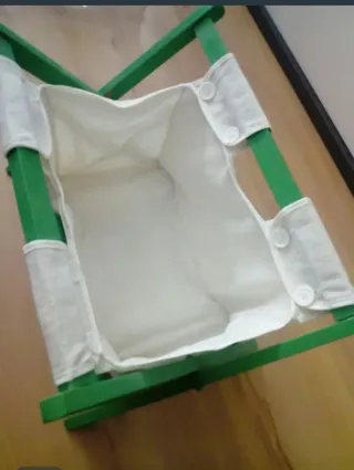 Revistero de madera y tela verde