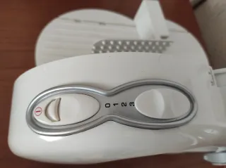 Cortador de fiambre blanco