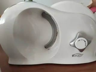 Cortador de fiambre blanco