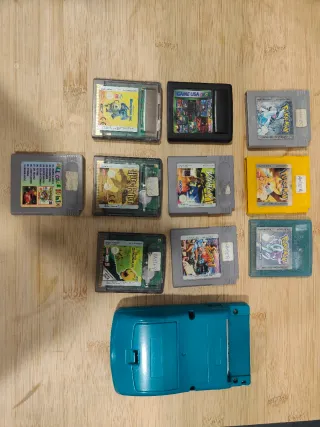 Consola Game Boy Color + 3 juegos Pokémon y otros