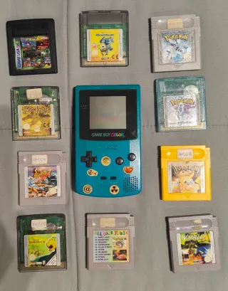 Consola Game Boy Color + 3 juegos Pokémon y otros