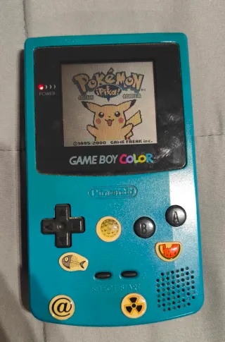 Consola Game Boy Color + 3 juegos Pokémon y otros