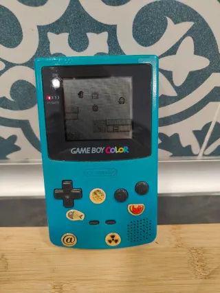 Consola Game Boy Color + 3 juegos Pokémon y otros