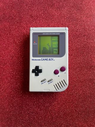 Nintendo Game Boy Clásica Blanca y Morada