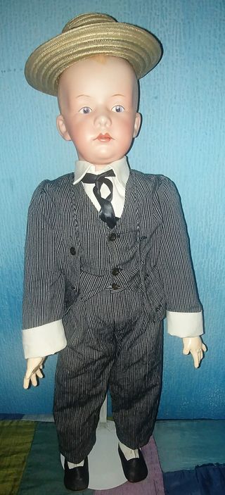 Reproducción de muñeco antiguo de porcelana