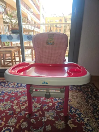 Trona que se hace mesa y silla rosa y blanca