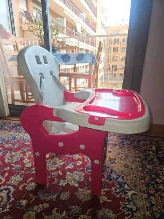 Trona que se hace mesa y silla rosa y blanca