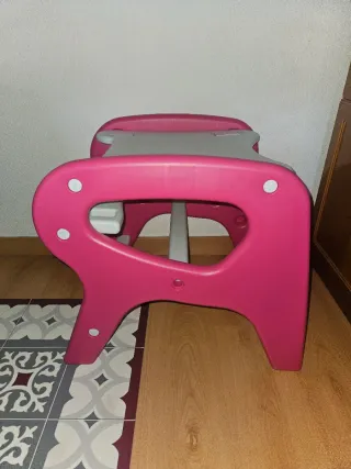 Trona que se hace mesa y silla rosa y blanca