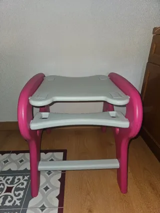 Trona que se hace mesa y silla rosa y blanca
