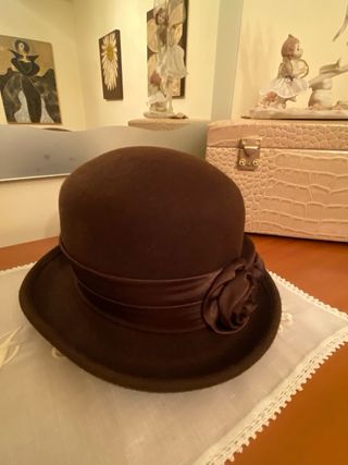 Sombrero marrón con flores