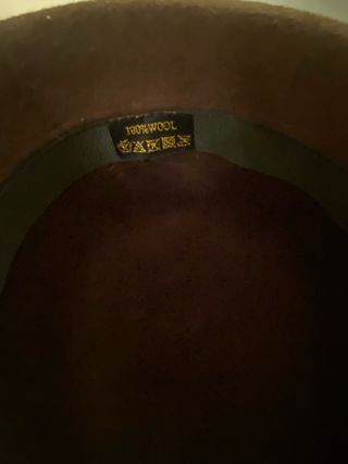 Sombrero marrón con flores