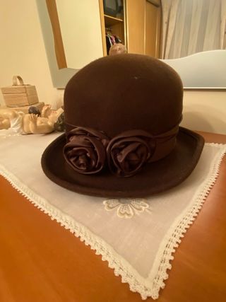 Sombrero marrón con flores
