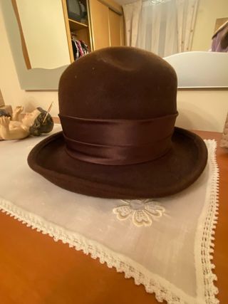 Sombrero marrón con flores