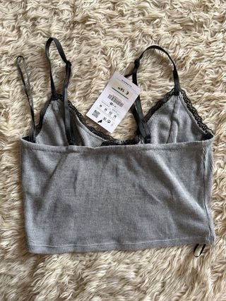 Top gris con encaje Pull&Bear