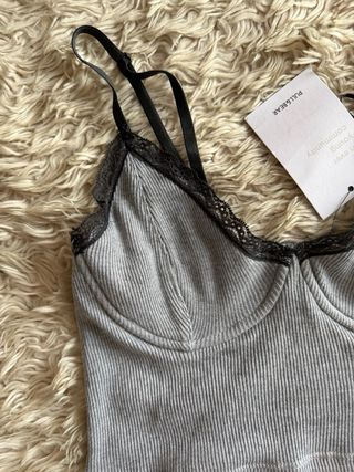 Top gris con encaje Pull&Bear