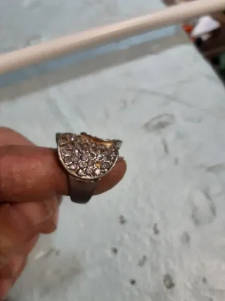 Anillo con piedras rosas y plateadas